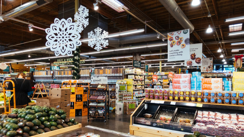 Image of going to a convenience store to buy cup ramen