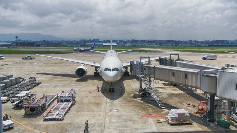 世界の空港からランダムに検索する